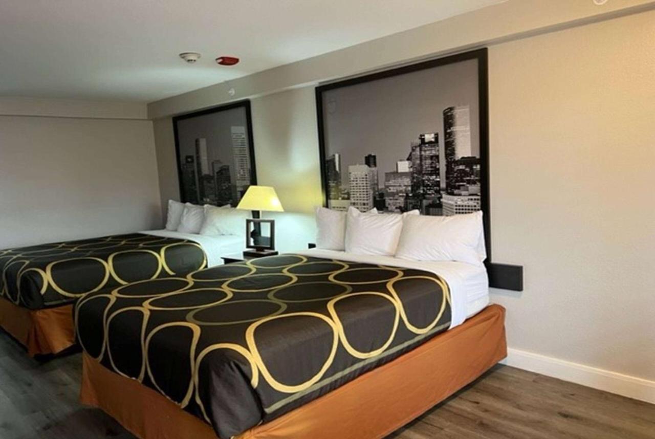 Hotel Super 8 By Wyndham Mont Belvieu - Baytown East Zewnętrze zdjęcie