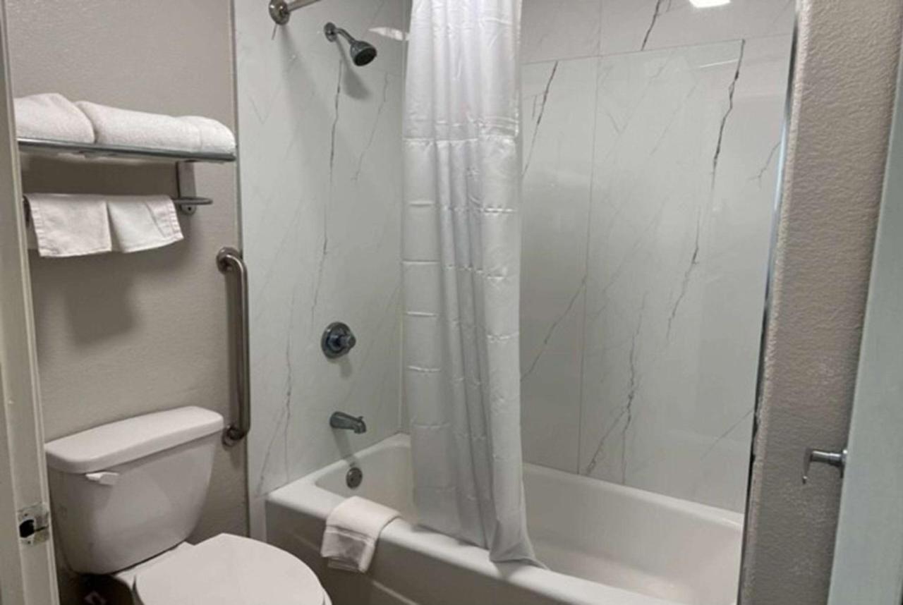 Hotel Super 8 By Wyndham Mont Belvieu - Baytown East Zewnętrze zdjęcie