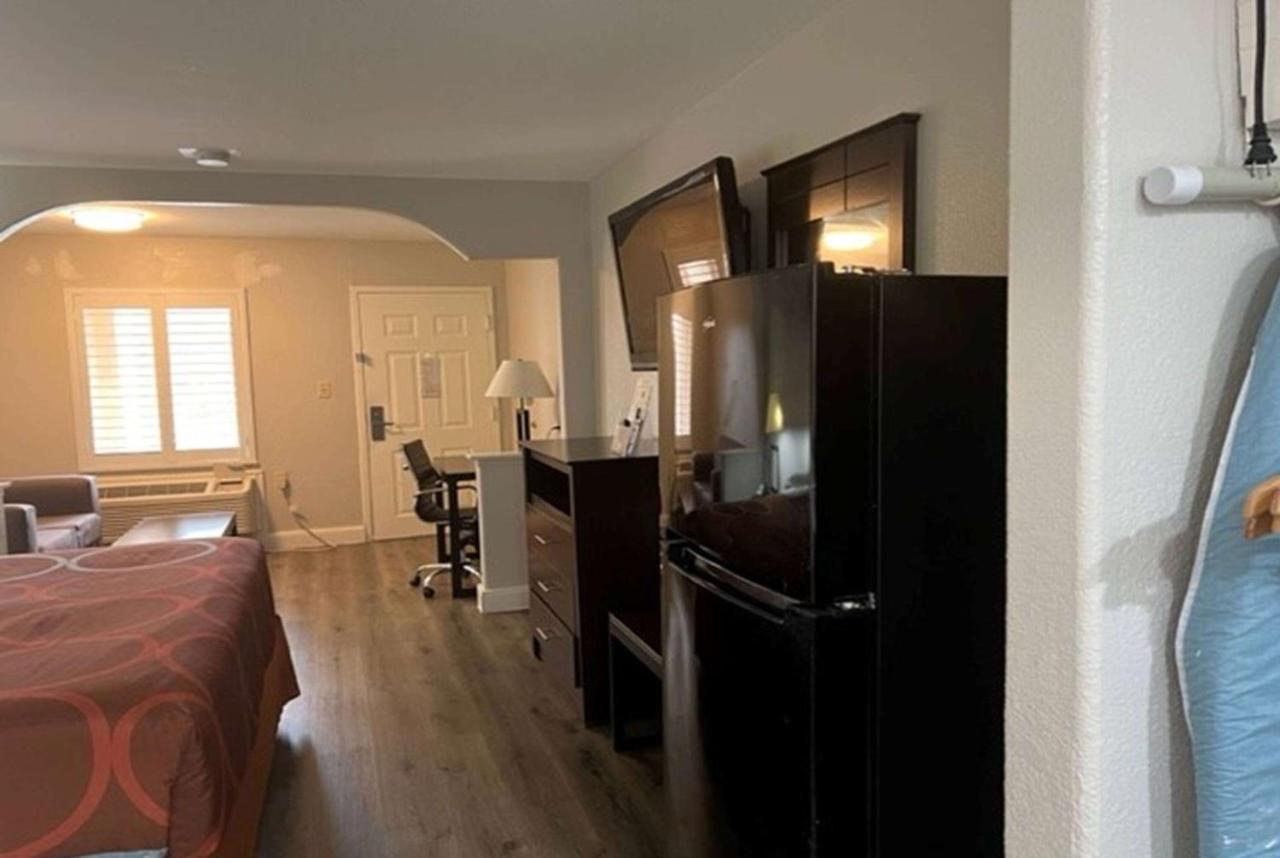 Hotel Super 8 By Wyndham Mont Belvieu - Baytown East Zewnętrze zdjęcie