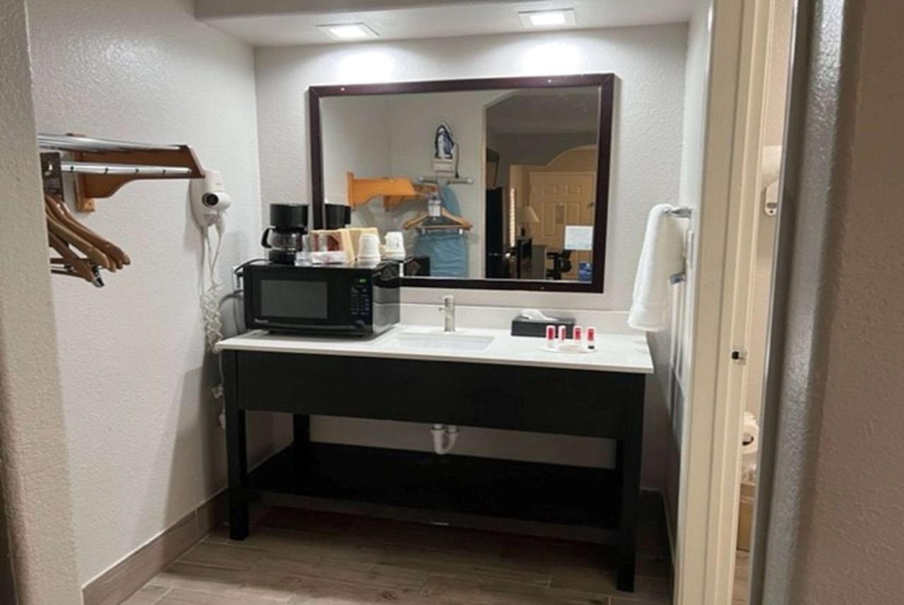 Hotel Super 8 By Wyndham Mont Belvieu - Baytown East Zewnętrze zdjęcie