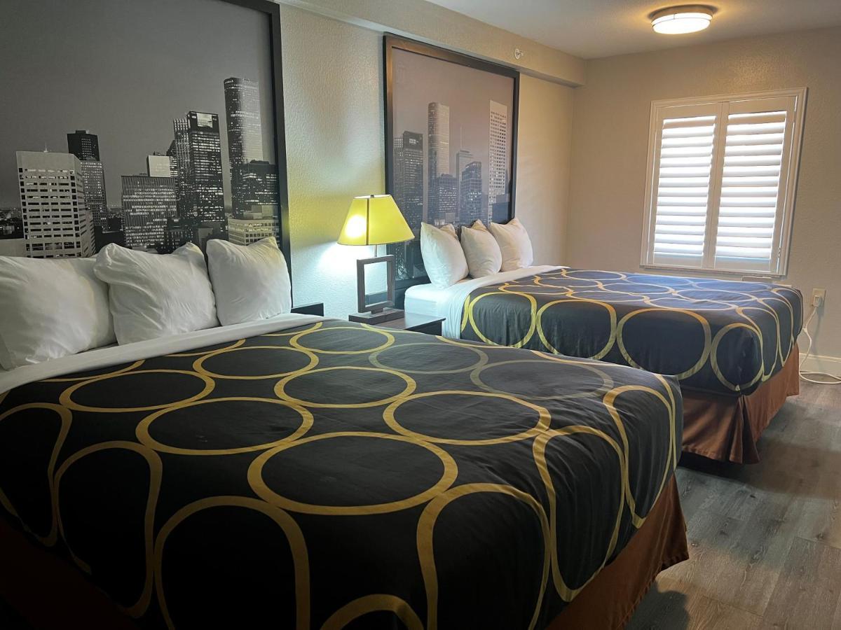 Hotel Super 8 By Wyndham Mont Belvieu - Baytown East Zewnętrze zdjęcie