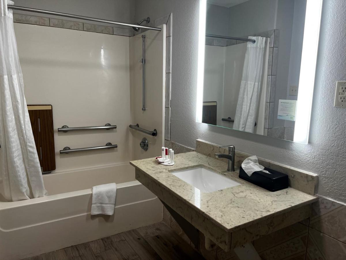 Hotel Super 8 By Wyndham Mont Belvieu - Baytown East Zewnętrze zdjęcie