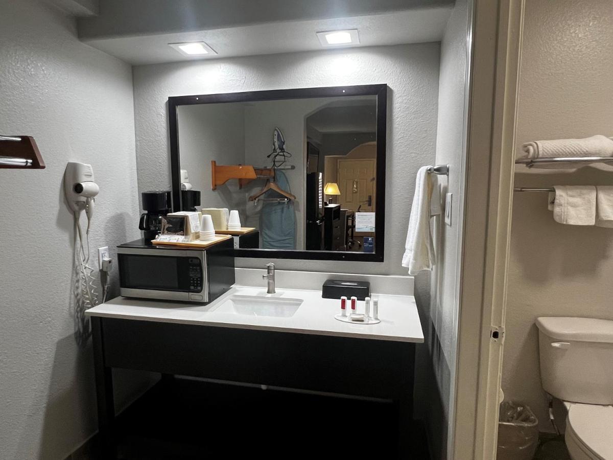 Hotel Super 8 By Wyndham Mont Belvieu - Baytown East Zewnętrze zdjęcie