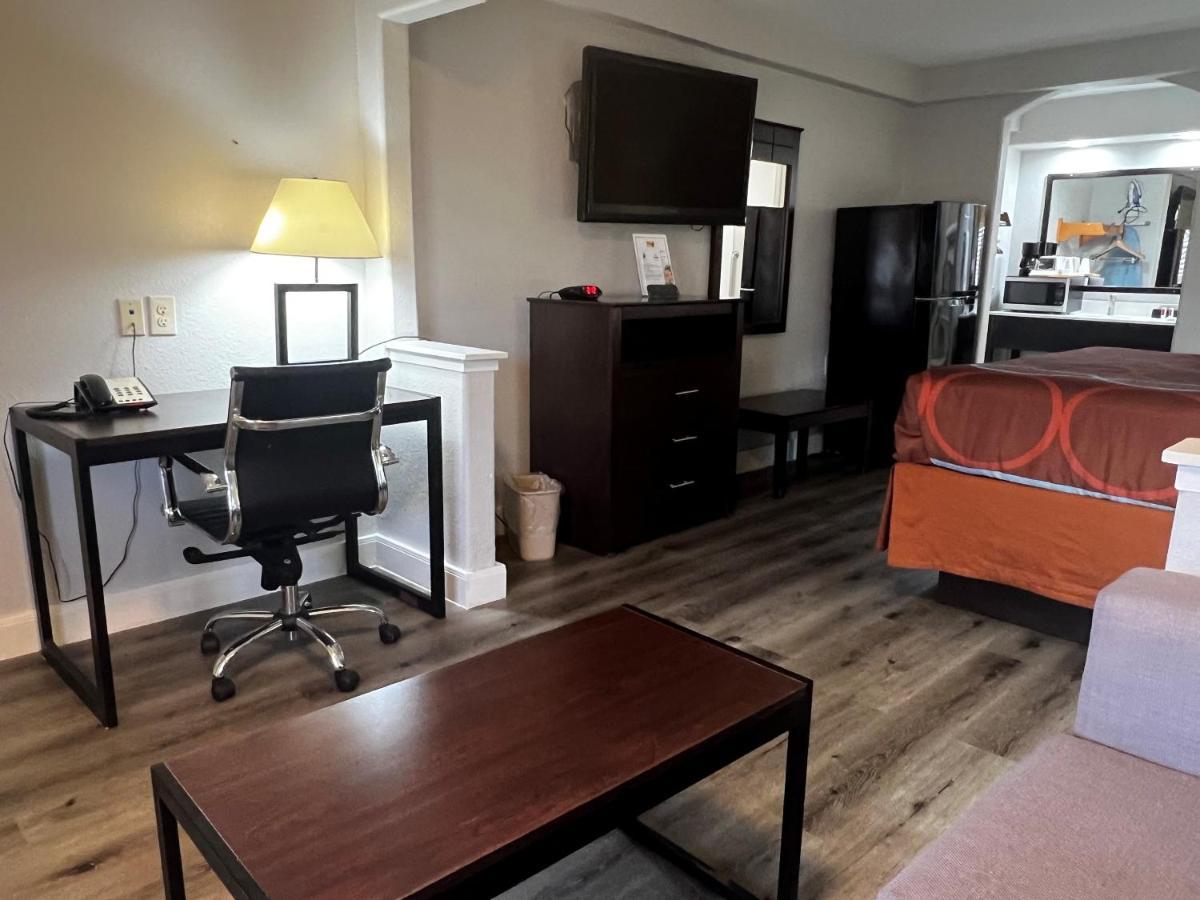 Hotel Super 8 By Wyndham Mont Belvieu - Baytown East Zewnętrze zdjęcie